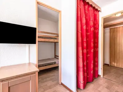 Télévision ou salle de divertissement dans l'établissement Studio Rond Point des Pistes - Val Claret-22 by Interhome
