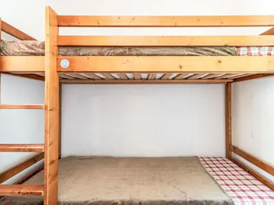 Un ou plusieurs lits superposés dans un hébergement de l'établissement Studio Rond Point des Pistes - Val Claret-22 by Interhome