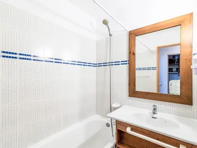 Salle de bains dans l'établissement Studio Rond Point des Pistes - Val Claret-22 by Interhome