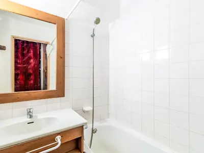 Salle de bains dans l'établissement Studio Rond Point des Pistes - Val Claret-23 by Interhome