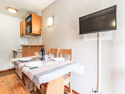Cuisine ou kitchenette dans l'établissement Studio Rond Point des Pistes - Val Claret-23 by Interhome