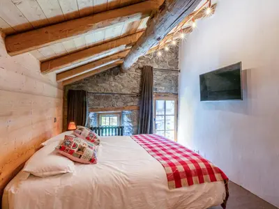 Un ou plusieurs lits dans un hébergement de l'établissement Chalet 17°C restauré, 4 ch, au cœur du vieux Val-d'Isère, grande cheminée, proche pistes, parking, WiFi - FR-1-694-358