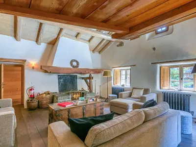 Coin salon dans l'établissement Chalet 17°C restauré, 4 ch, au cœur du vieux Val-d'Isère, grande cheminée, proche pistes, parking, WiFi - FR-1-694-358