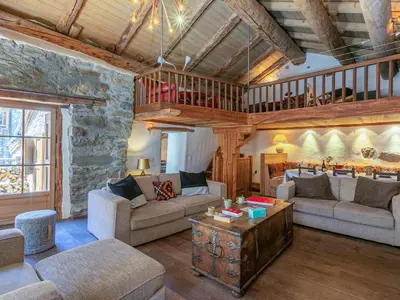 Coin salon dans l'établissement Chalet 17°C restauré, 4 ch, au cœur du vieux Val-d'Isère, grande cheminée, proche pistes, parking, WiFi - FR-1-694-358