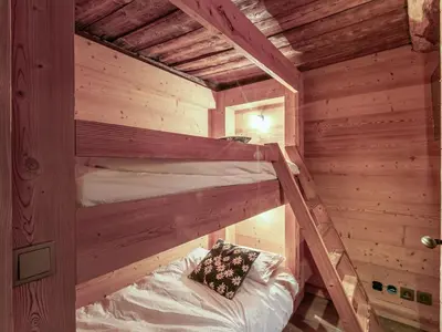 Un ou plusieurs lits dans un hébergement de l'établissement Chalet 17°C restauré, 4 ch, au cœur du vieux Val-d'Isère, grande cheminée, proche pistes, parking, WiFi - FR-1-694-358