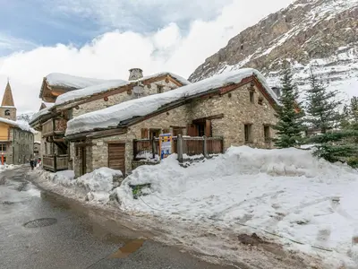 L'établissement Chalet 17°C restauré, 4 ch, au cœur du vieux Val-d'Isère, grande cheminée, proche pistes, parking, WiFi - FR-1-694-358 en hiver