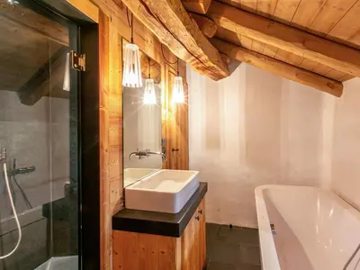 Salle de bains dans l'établissement Chalet 17°C restauré, 4 ch, au cœur du vieux Val-d'Isère, grande cheminée, proche pistes, parking, WiFi - FR-1-694-358