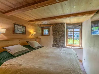 Un ou plusieurs lits dans un hébergement de l'établissement Chalet 17°C restauré, 4 ch, au cœur du vieux Val-d'Isère, grande cheminée, proche pistes, parking, WiFi - FR-1-694-358