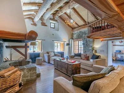 Coin salon dans l'établissement Chalet 17°C restauré, 4 ch, au cœur du vieux Val-d'Isère, grande cheminée, proche pistes, parking, WiFi - FR-1-694-358