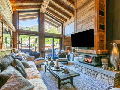Télévision ou salle de divertissement dans l'établissement Duplex de Luxe à Val-d'Isère avec Jacuzzi et Hammam - FR-1-694-357