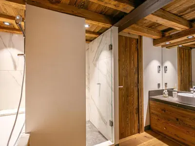 Salle de bains dans l'établissement Duplex de Luxe à Val-d'Isère avec Jacuzzi et Hammam - FR-1-694-357