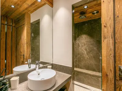 Salle de bains dans l'établissement Duplex de Luxe à Val-d'Isère avec Jacuzzi et Hammam - FR-1-694-357