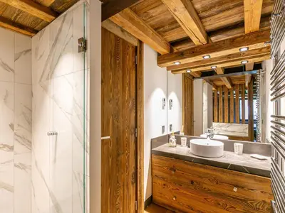 Salle de bains dans l'établissement Duplex de Luxe à Val-d'Isère avec Jacuzzi et Hammam - FR-1-694-357
