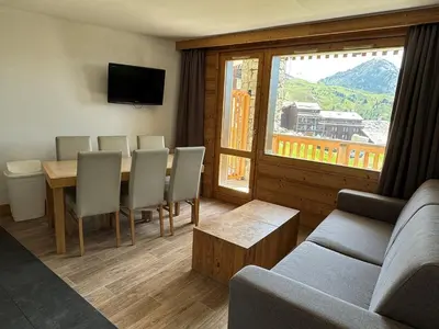 Télévision ou salle de divertissement dans l'établissement Appartement skis aux pieds, 6 pers, piscine, bien-être, Belle Plagne - FR-1-181-2810