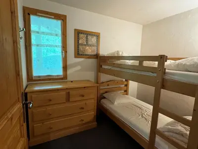 Un ou plusieurs lits dans un hébergement de l'établissement Appartement skis aux pieds, 6 pers, piscine, bien-être, Belle Plagne - FR-1-181-2810