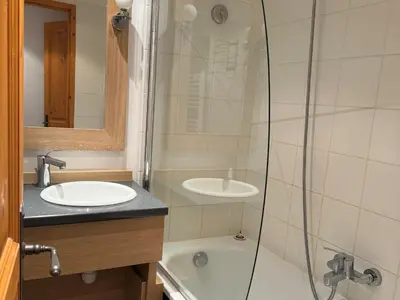 Salle de bains dans l'établissement Appartement skis aux pieds, 6 pers, piscine, bien-être, Belle Plagne - FR-1-181-2810