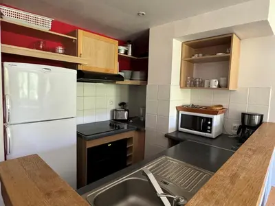Cuisine ou kitchenette dans l'établissement Appartement cosy avec accès direct aux pistes, espace bien-être et piscine chauffée - FR-1-181-2813