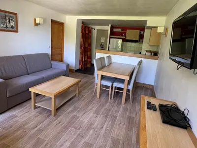 Coin salon dans l'établissement Appartement cosy avec accès direct aux pistes, espace bien-être et piscine chauffée - FR-1-181-2813