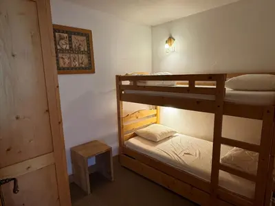 Un ou plusieurs lits dans un hébergement de l'établissement Confortable 3 Pièces au Pied des Pistes - Piscine, WiFi et Animaux Admis - FR-1-181-2817