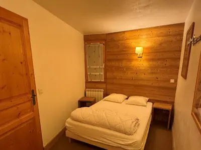 Un ou plusieurs lits dans un hébergement de l'établissement Confortable 3 Pièces au Pied des Pistes - Piscine, WiFi et Animaux Admis - FR-1-181-2817
