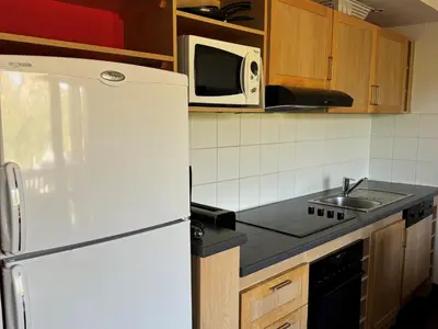 Cuisine ou kitchenette dans l'établissement Confortable 3 Pièces au Pied des Pistes - Piscine, WiFi et Animaux Admis - FR-1-181-2817