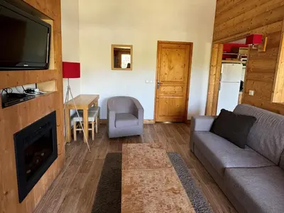 Coin salon dans l'établissement Appartement 3P, piscine chauffée, animaux admis, pieds des pistes - FR-1-181-2819