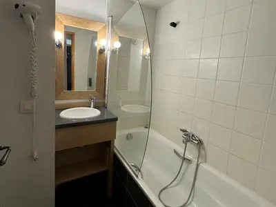 Salle de bains dans l'établissement Appartement 3P, piscine chauffée, animaux admis, pieds des pistes - FR-1-181-2819