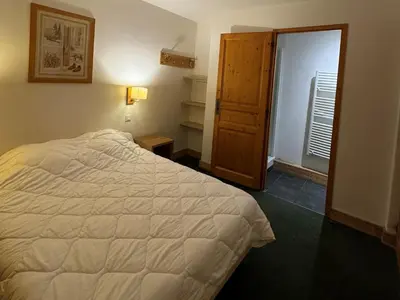 Un ou plusieurs lits dans un hébergement de l'établissement Appartement 3P, piscine chauffée, animaux admis, pieds des pistes - FR-1-181-2819