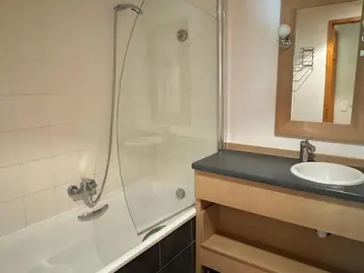 Salle de bains dans l'établissement Appartement spacieux au pied des pistes avec piscine, sauna et balcon, Belle Plagne. - FR-1-181-2812