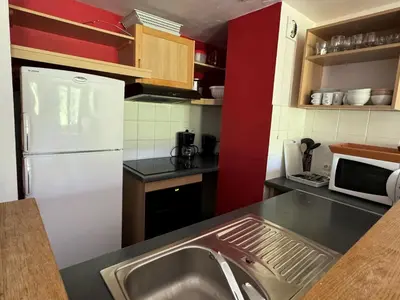 Cuisine ou kitchenette dans l'établissement Appartement spacieux au pied des pistes avec piscine, sauna et balcon, Belle Plagne. - FR-1-181-2812