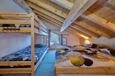 Un ou plusieurs lits dans un hébergement de l'établissement Chalet les Niverolles PARADISKI