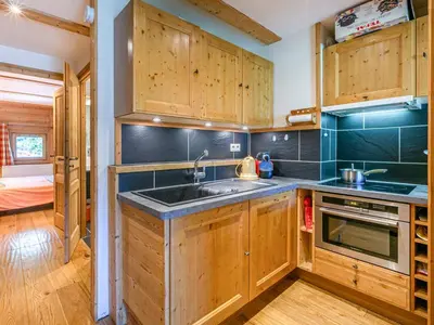 Cuisine ou kitchenette dans l'établissement Charmant appartement avec wifi, skis aux pieds à Val-d'Isère - FR-1-694-361
