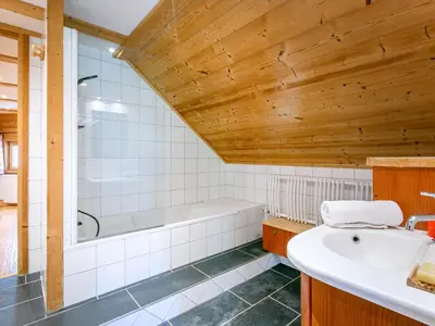 Salle de bains dans l'établissement Charmant appartement avec wifi, skis aux pieds à Val-d'Isère - FR-1-694-361