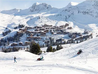 L'établissement Appartement 4-6p Belle Plagne, skis aux pieds, vue montagne, ensoleillé en hiver