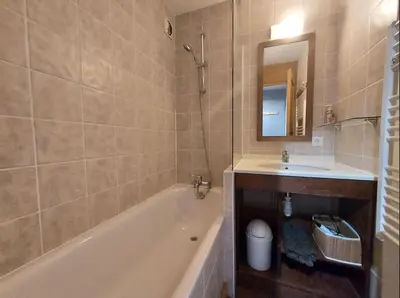 Salle de bains dans l'établissement Appartement 4-6p Belle Plagne, skis aux pieds, vue montagne, ensoleillé