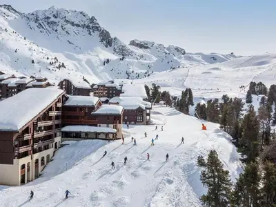 L'établissement Appartement 4-6p Belle Plagne, skis aux pieds, vue montagne, ensoleillé en hiver