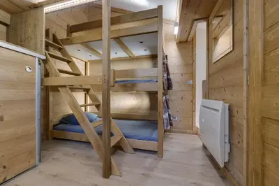 Un ou plusieurs lits superposés dans un hébergement de l'établissement CHANTELOUVE Tres bel appartement avec une jolie Vue