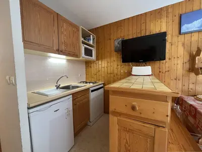 Cuisine ou kitchenette dans l'établissement Charmant T2 de 28 m² pour 6 pers. au pied des pistes avec terrasse - Plan Peisey - FR-1-757-100