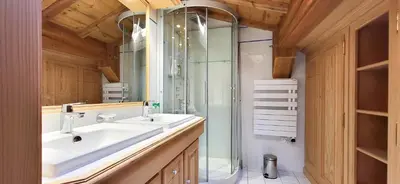Salle de bains dans l'établissement Duplex Luxueux 200m2 Niché sur les Pistes - Paradis Lodge pour 14 Personnes