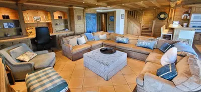 Coin salon dans l'établissement Duplex Luxueux 200m2 Niché sur les Pistes - Paradis Lodge pour 14 Personnes