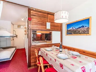 Cuisine ou kitchenette dans l'établissement Studio Le Borsat - Val Claret-18 by Interhome