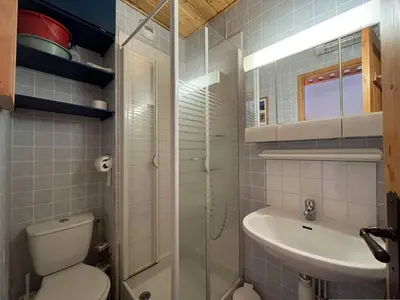 Salle de bains dans l'établissement Location Studio 4 pers avec balcon à Plan Peisey - FR-1-757-105
