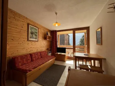 Coin salon dans l'établissement Location Studio 4 pers avec balcon à Plan Peisey - FR-1-757-105