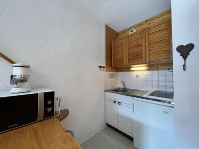Cuisine ou kitchenette dans l'établissement Location Studio 4 pers avec balcon à Plan Peisey - FR-1-757-105