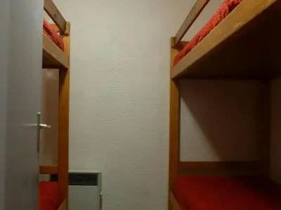 Un ou plusieurs lits dans un hébergement de l'établissement Spacieux appart 2 pièces pour 9 personnes avec terrasse à Plan Peisey - FR-1-757-104