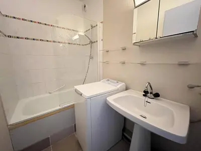 Salle de bains dans l'établissement Spacieux appart 2 pièces pour 9 personnes avec terrasse à Plan Peisey - FR-1-757-104