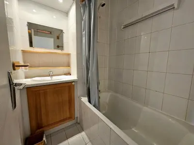 Salle de bains dans l'établissement Appartement cosy 2 pièces - 5 pers, animaux admis - FR-1-757-109