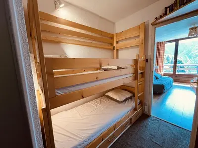 Un ou plusieurs lits dans un hébergement de l'établissement Charmant studio 4 pers, balcon Sud, proche pistes - Plan Peisey - FR-1-757-127