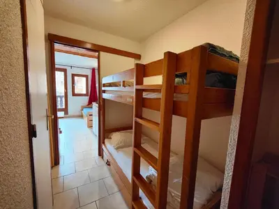 Un ou plusieurs lits superposés dans un hébergement de l'établissement Studio confortable, proche pistes & commerces, balcon - FR-1-502-574