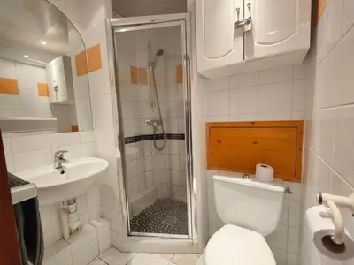 Salle de bains dans l'établissement Studio confortable, proche pistes & commerces, balcon - FR-1-502-574